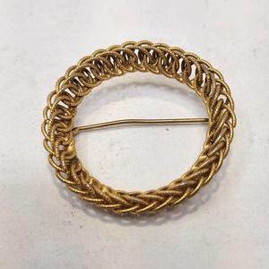 Gold Tone Woven Metal Round Wreath Brooch Pin Vintage Costume Jewelry Textured